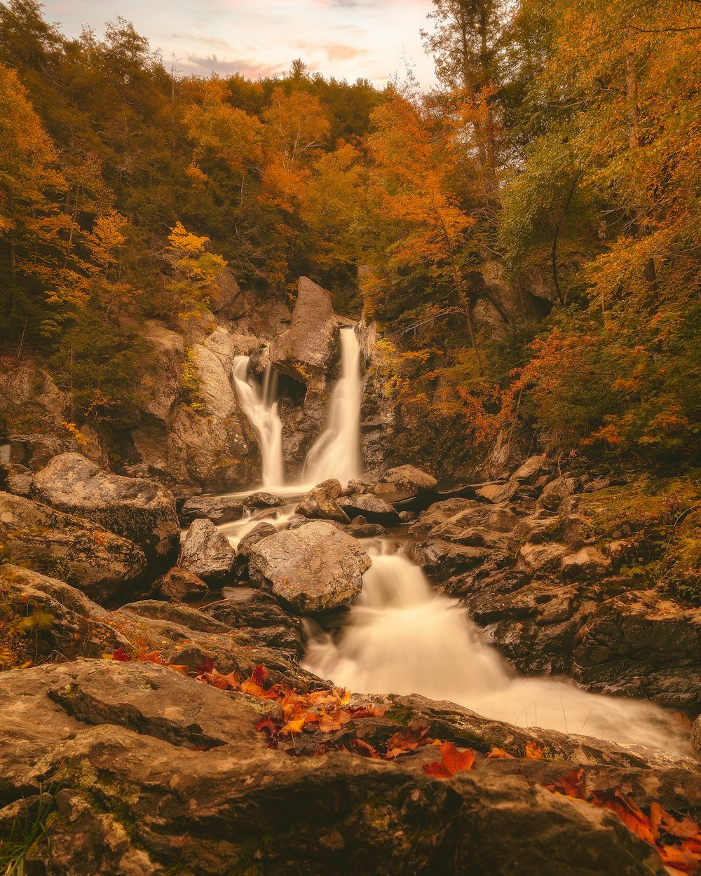 Ein Wasserfall mitten im Wald