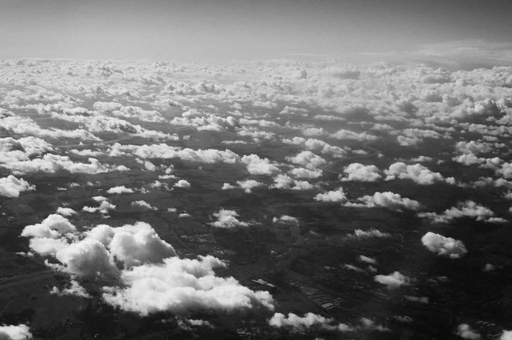 Une photo en noir et blanc d’une grande quantité de nuages