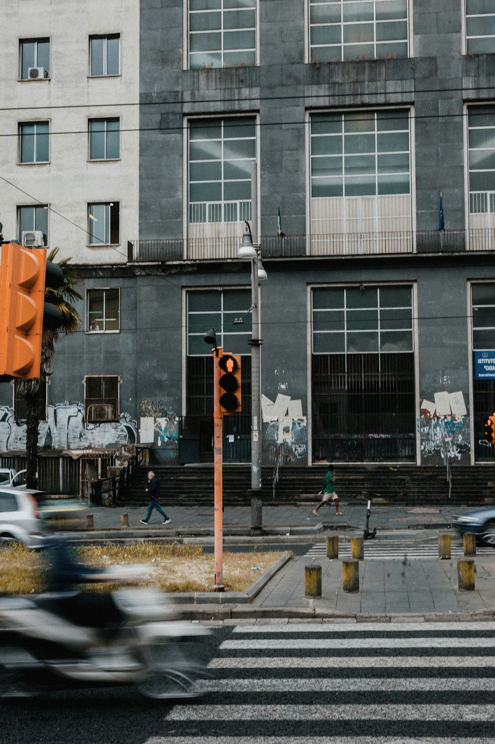 uma imagem borrada de um semáforo em uma rua da cidade