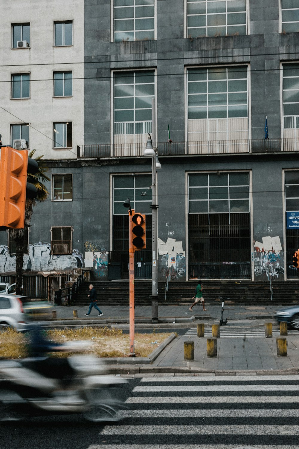 a blurry picture of a traffic light on a city street