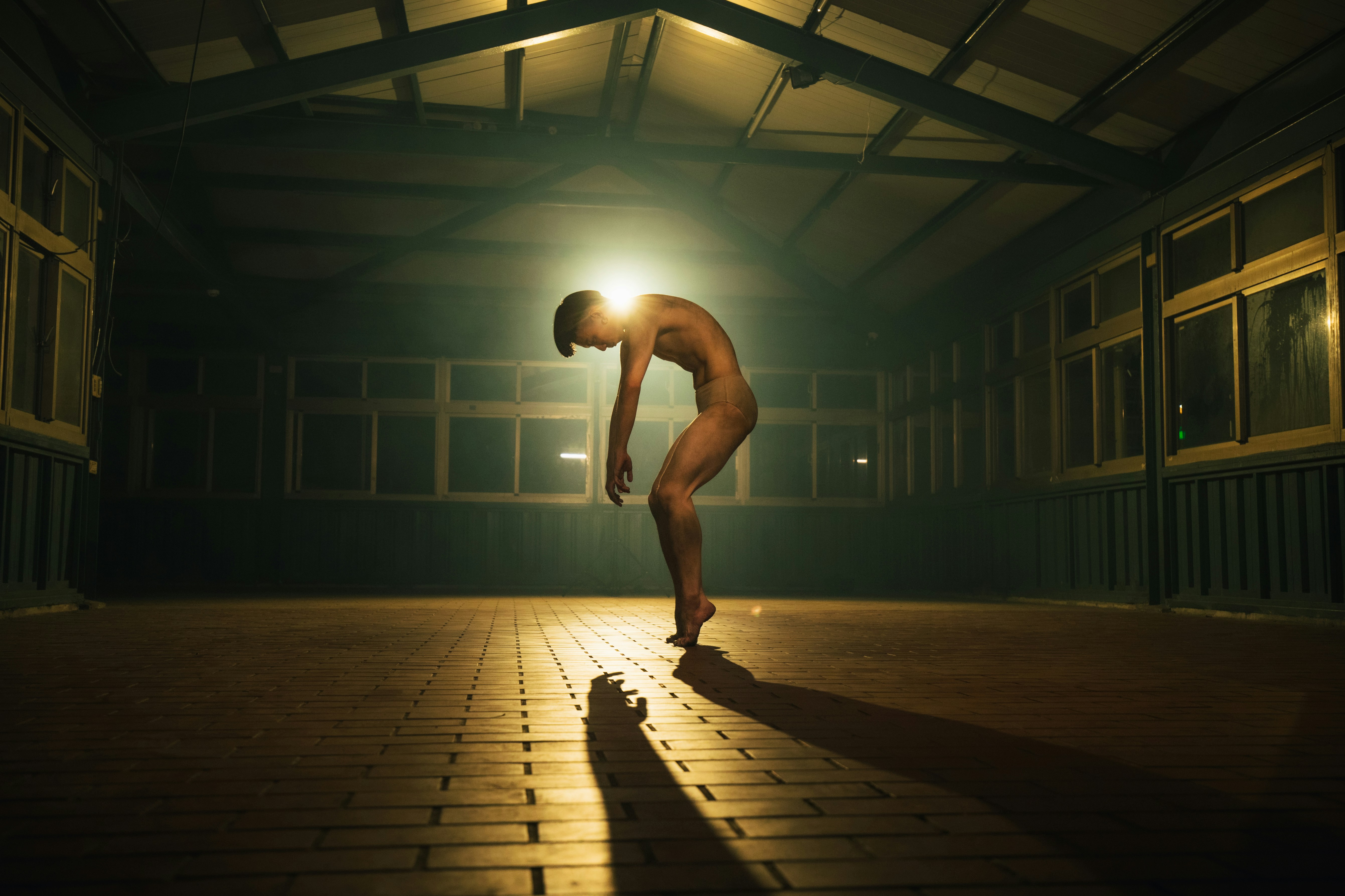 Ein Boxer übt Schattenboxen in einer Sporthalle