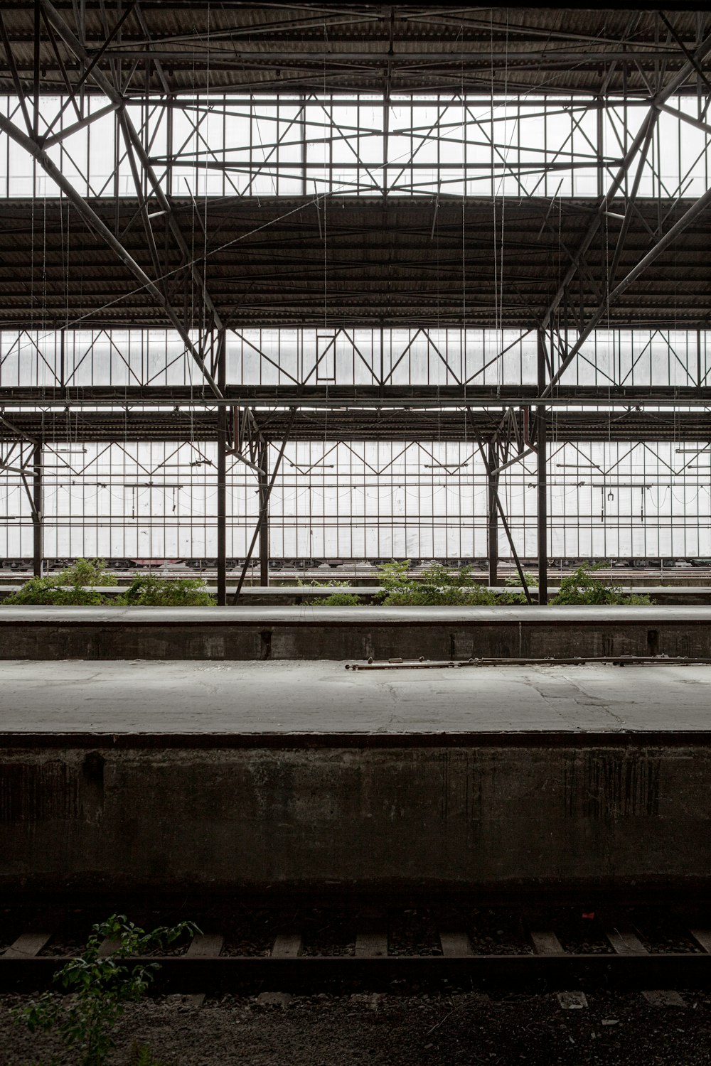 uma estação de trem com um trem nos trilhos