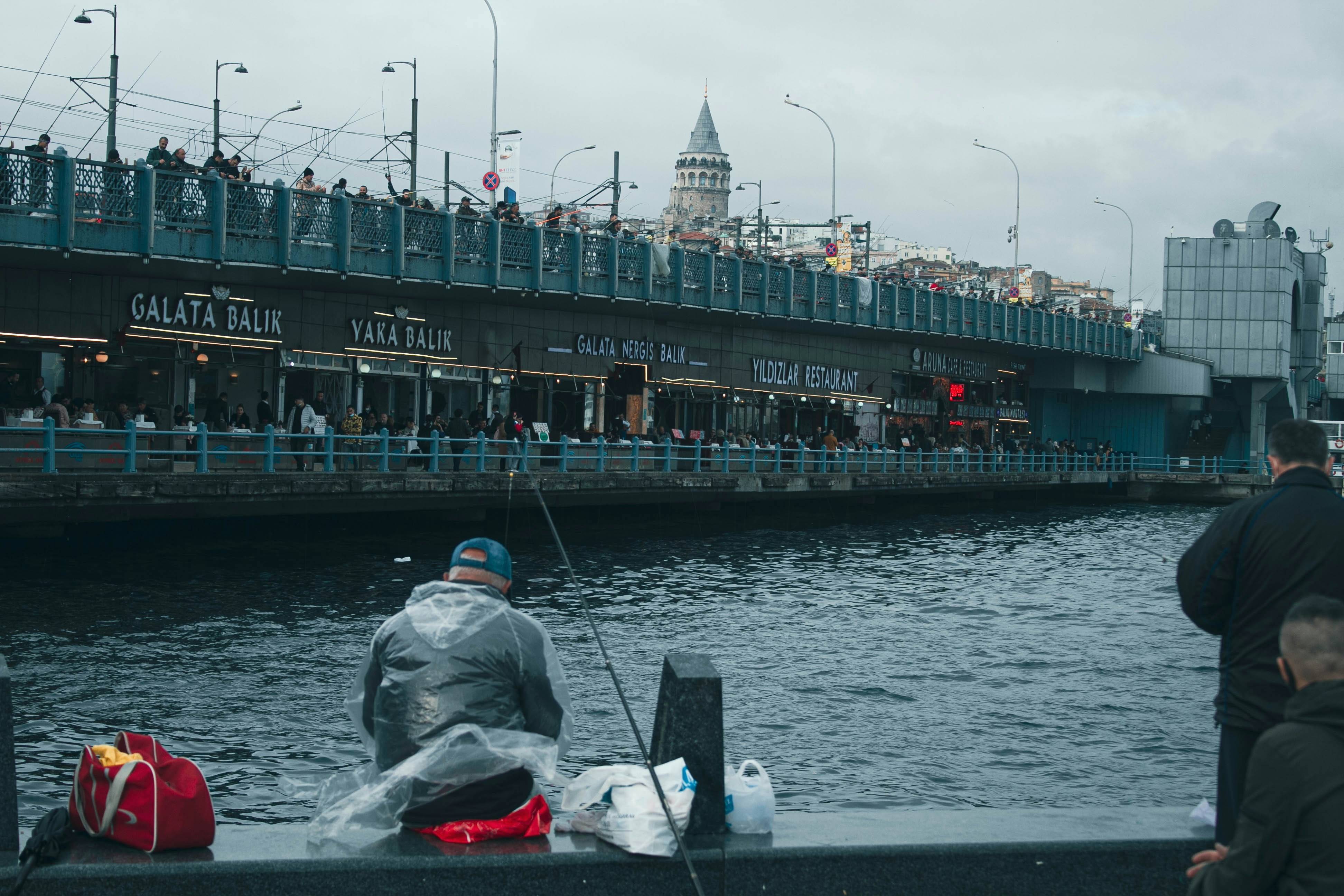 Un uomo seduto su una barca nell'acqua