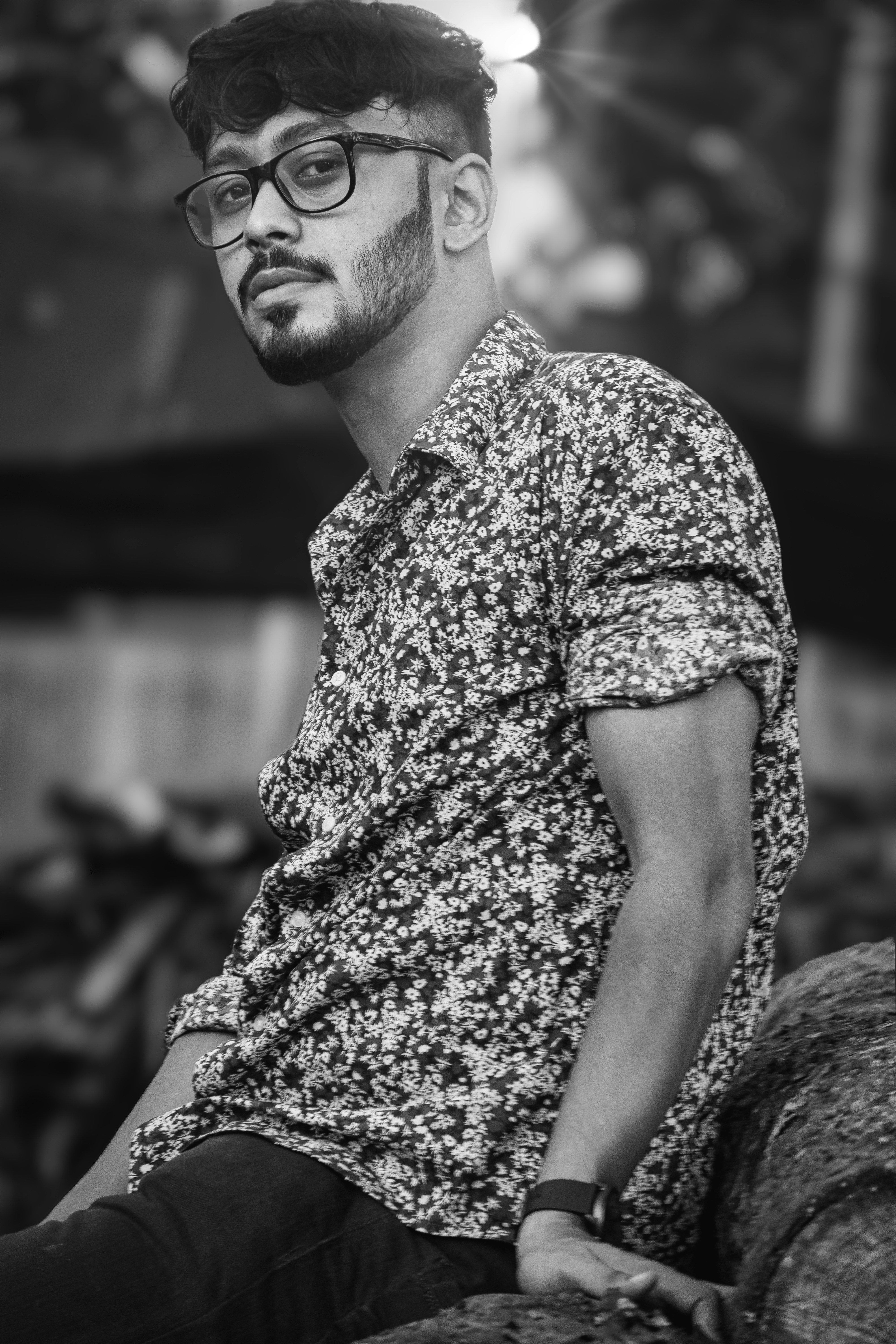 ソファに座っている眼鏡をかけた男