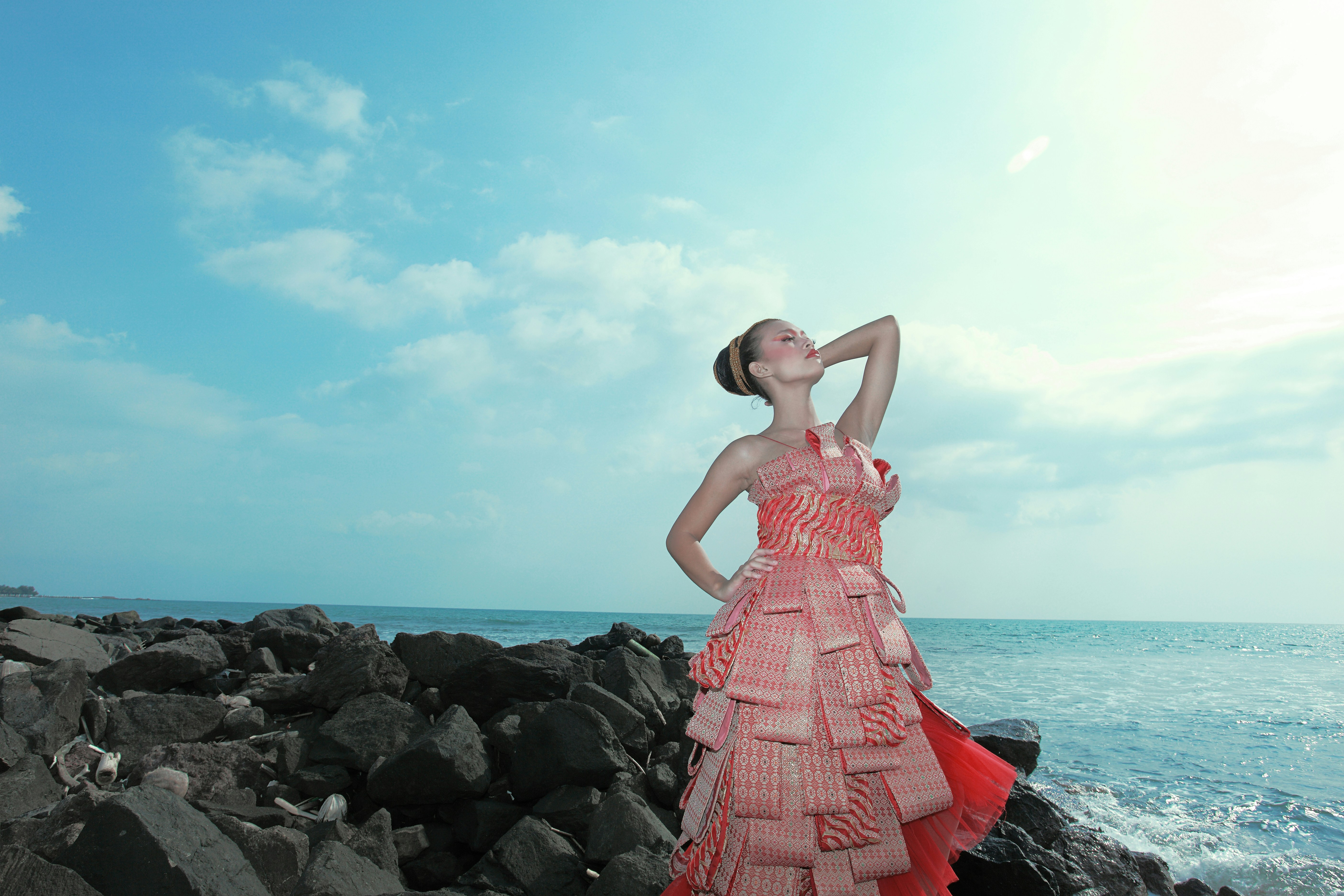 fashion art kolaborasi kebudayaan dengan kecantikan yang disatukan dengan keindahan alam.