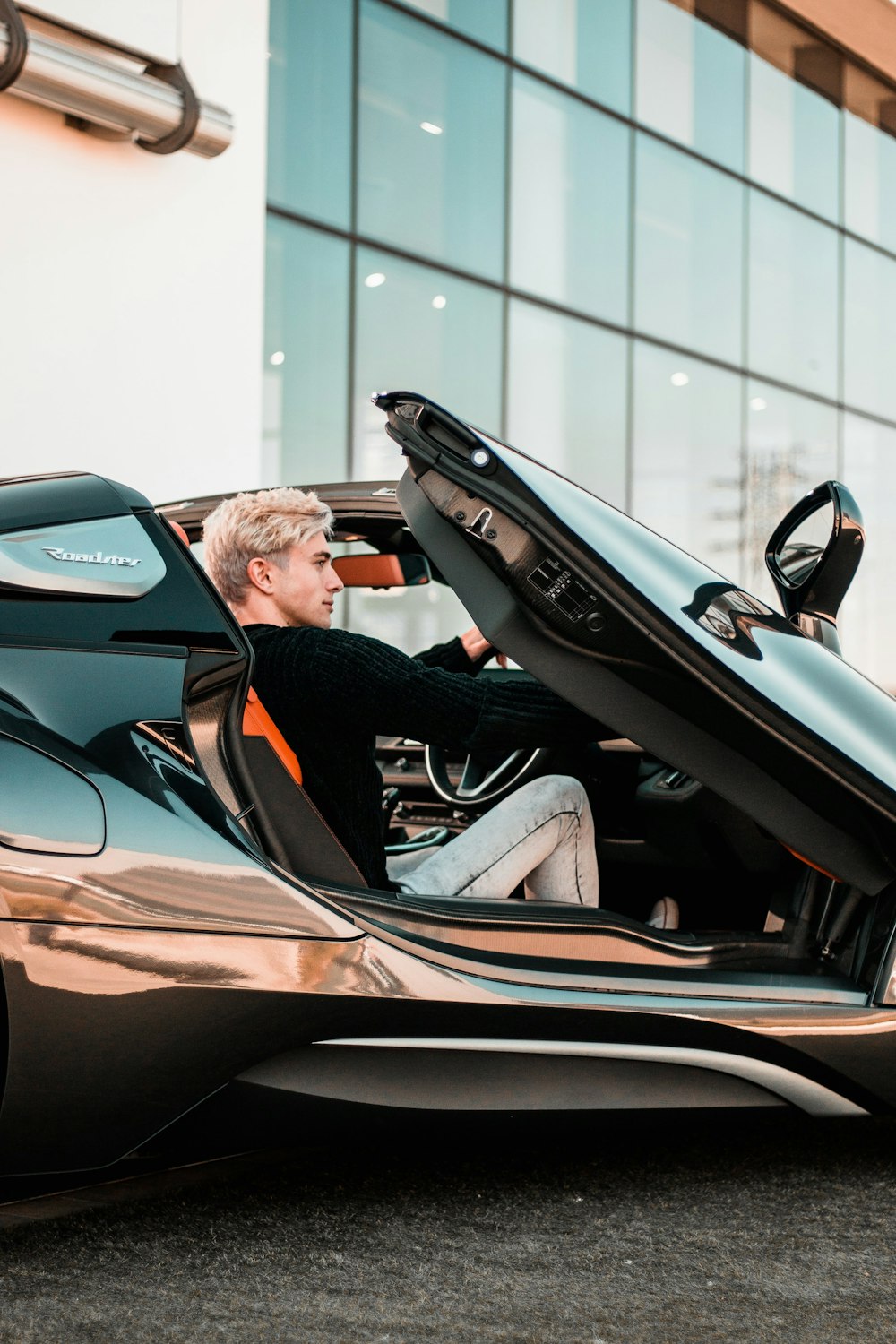 Un uomo seduto all'interno di un'auto futuristica
