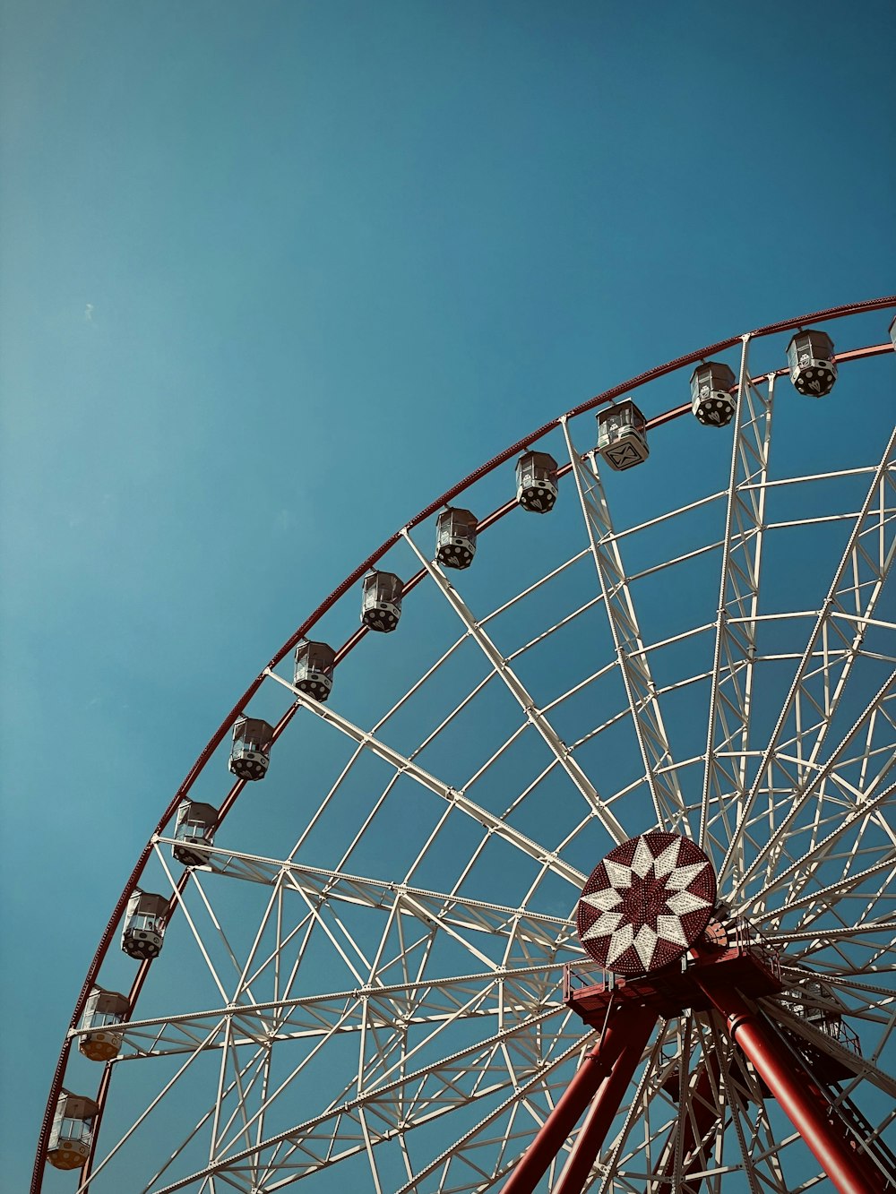 Una noria con un cielo azul en el fondo