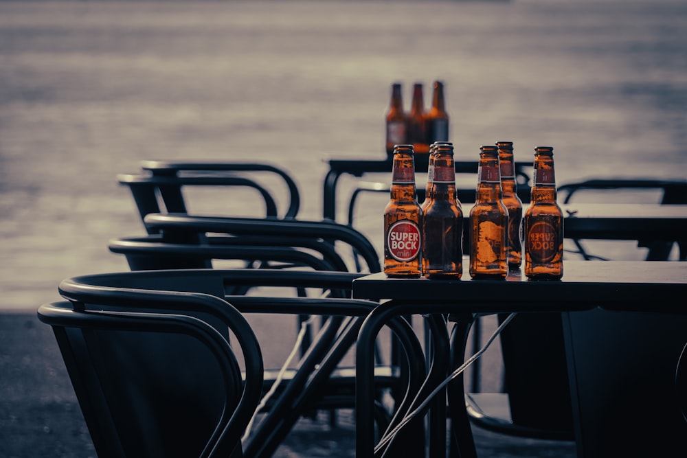 un groupe de bouteilles de bière assis sur une table