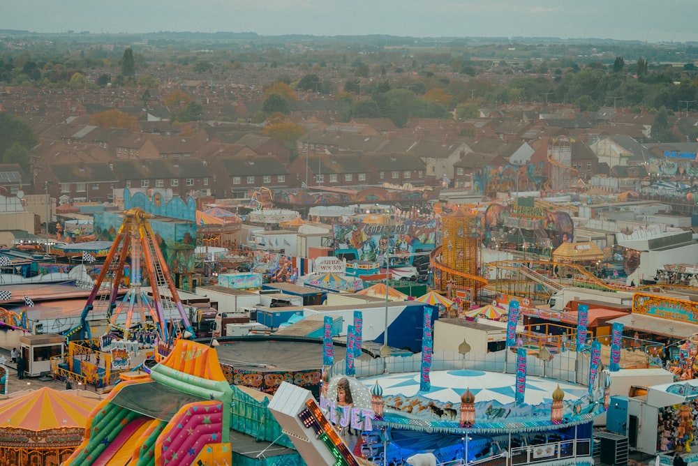 une vue aérienne d’un parc d’attractions avec manèges et manèges