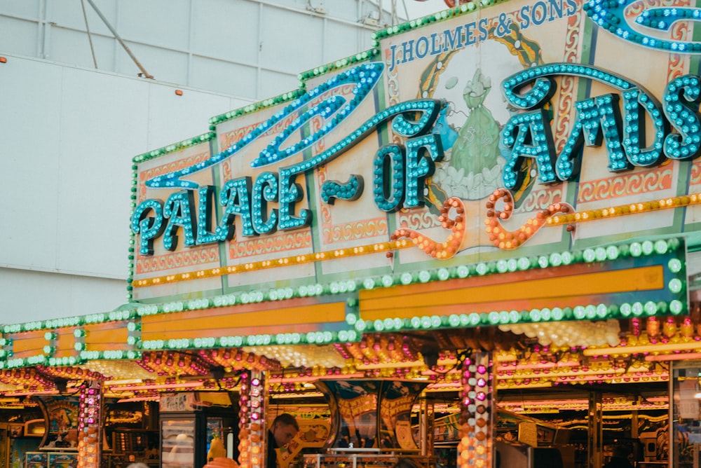 Ein Rummelplatz mit einem Schild mit der Aufschrift Palast der fliegenden Saucen