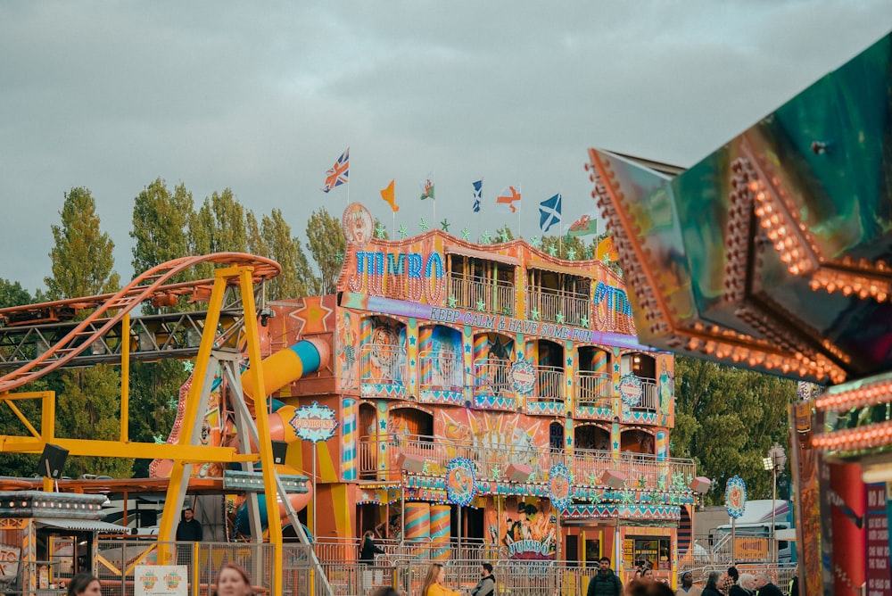 Un paseo de carnaval con un colorido edificio al fondo