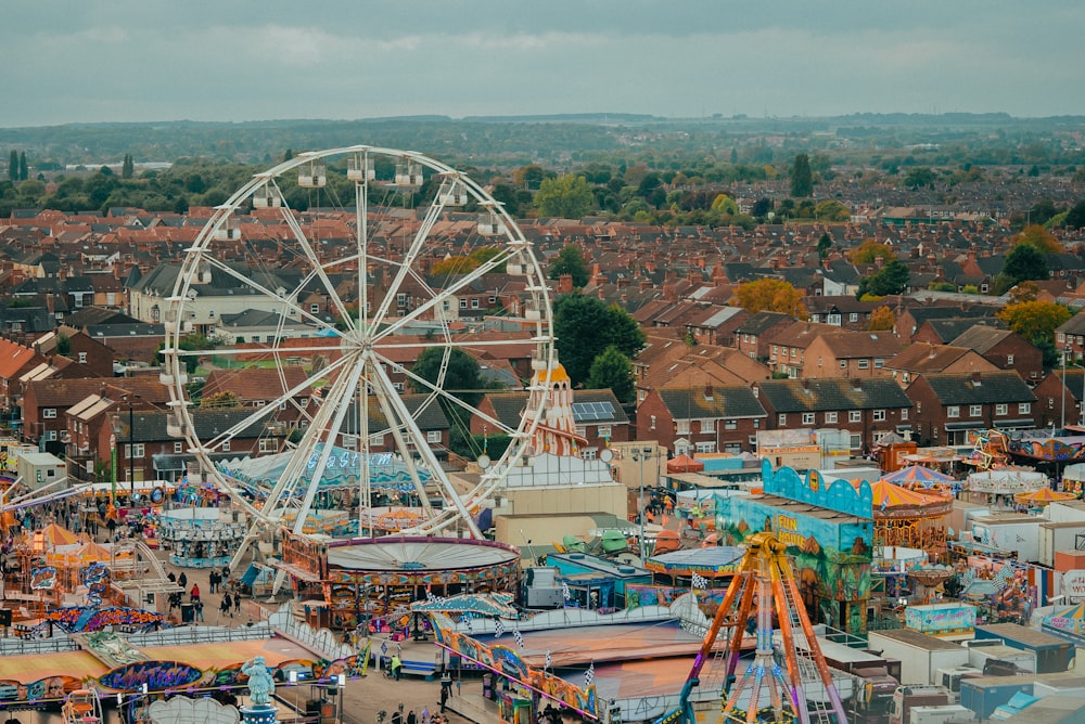 uma vista aérea de um carnaval com uma roda gigante