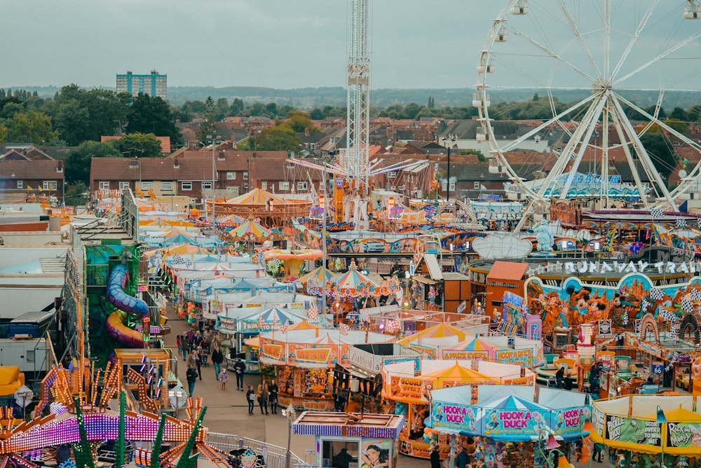 Un carnaval lleno de coloridas atracciones de carnaval