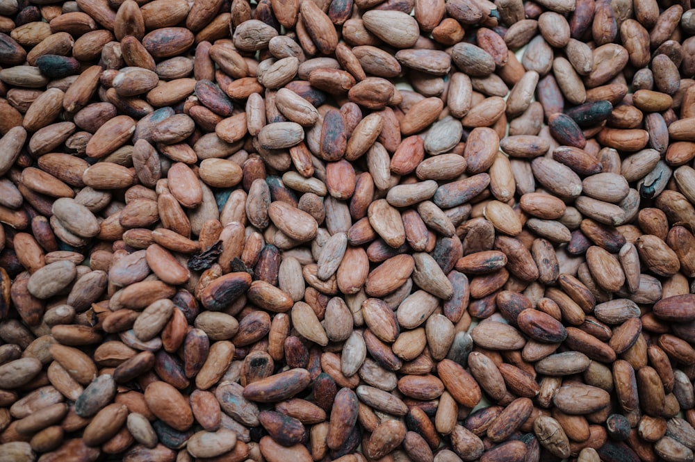 Un montón de nueces sentadas encima de una mesa