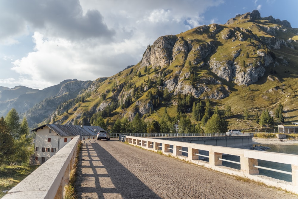 Una strada con una montagna sullo sfondo