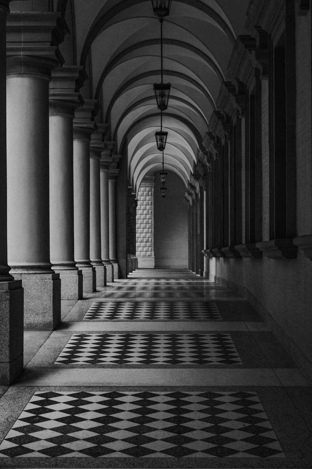 une photo en noir et blanc d’un couloir