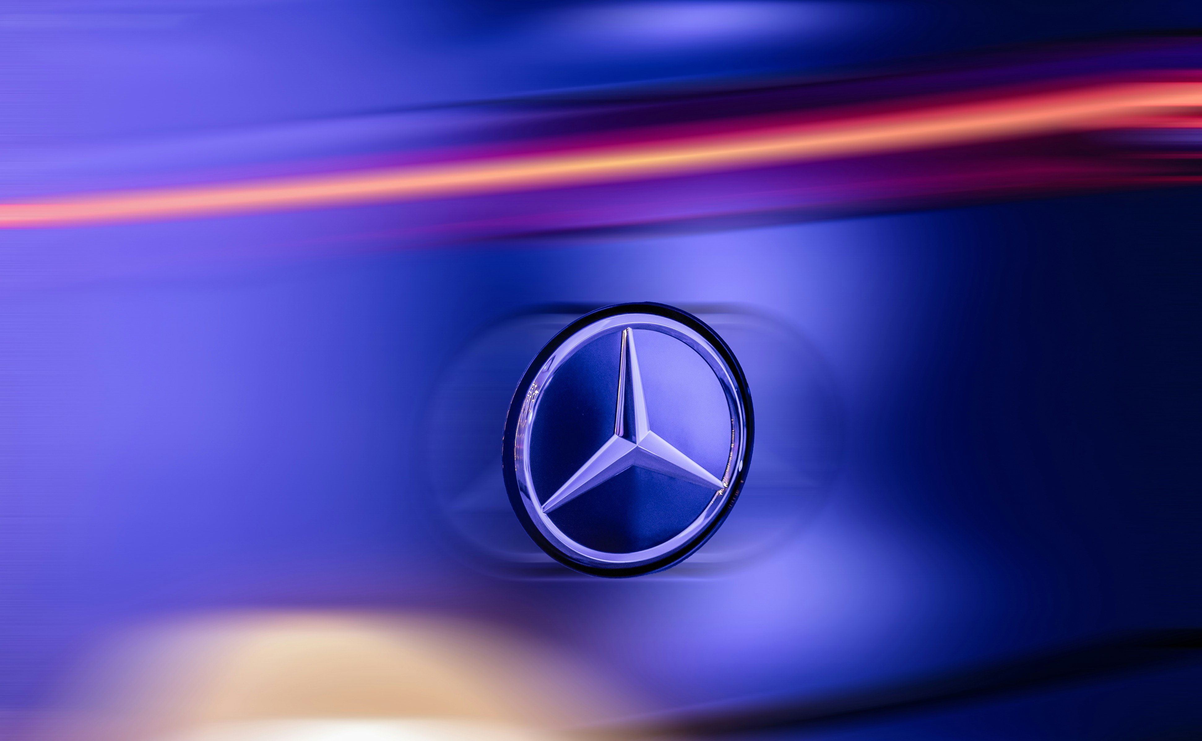 黒い車にシルバーのメルセデスベンツのエンブレムの写真 Unsplashで見つけるロゴの無料写真