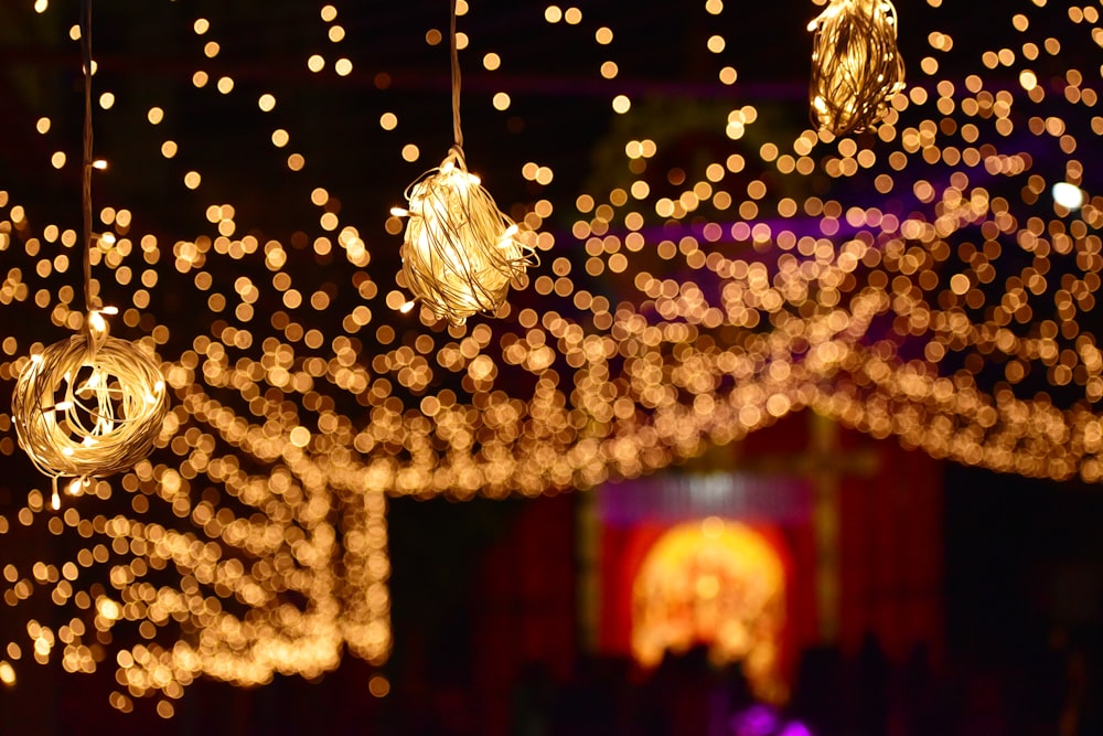 a bunch of lights that are hanging from a ceiling