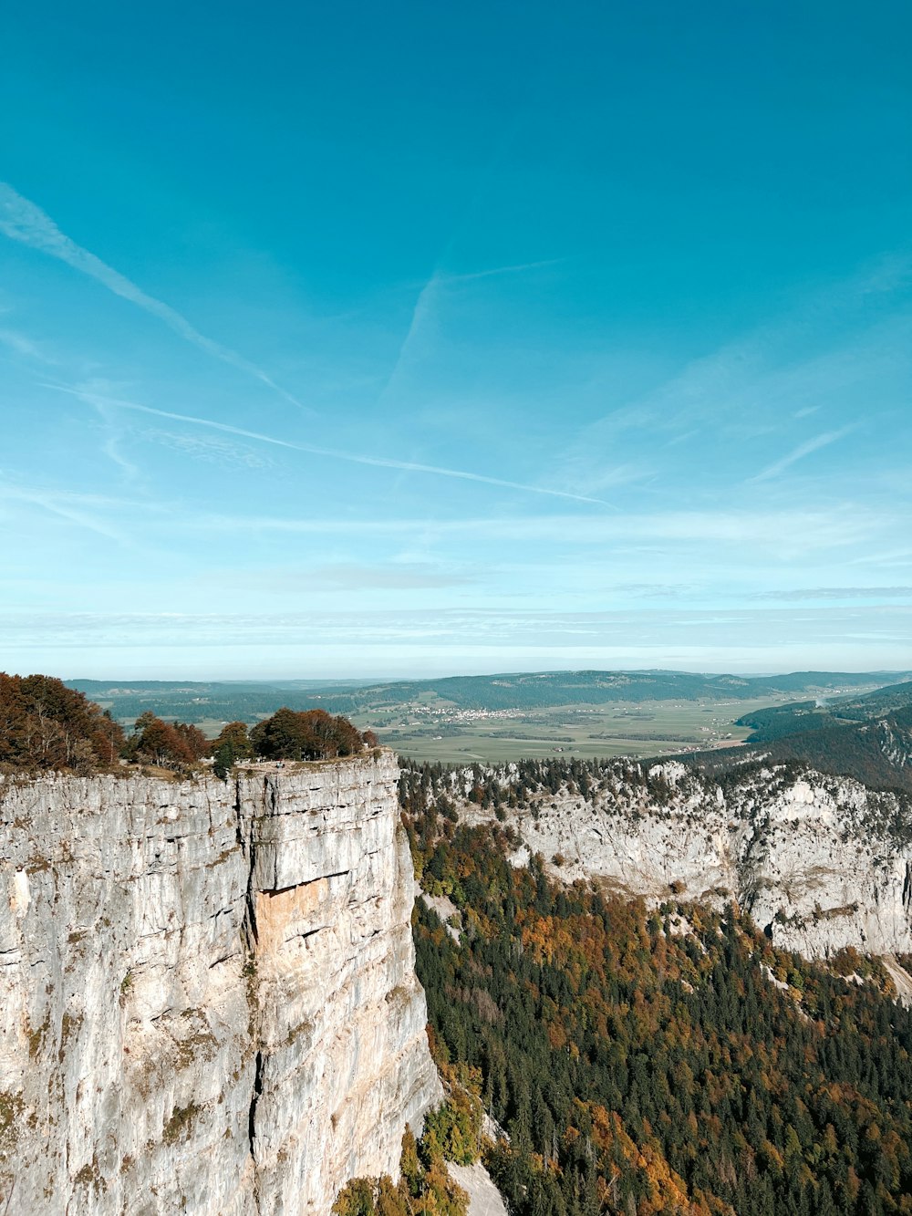 Ein malerischer Blick auf einen Berg mit blauem Himmel