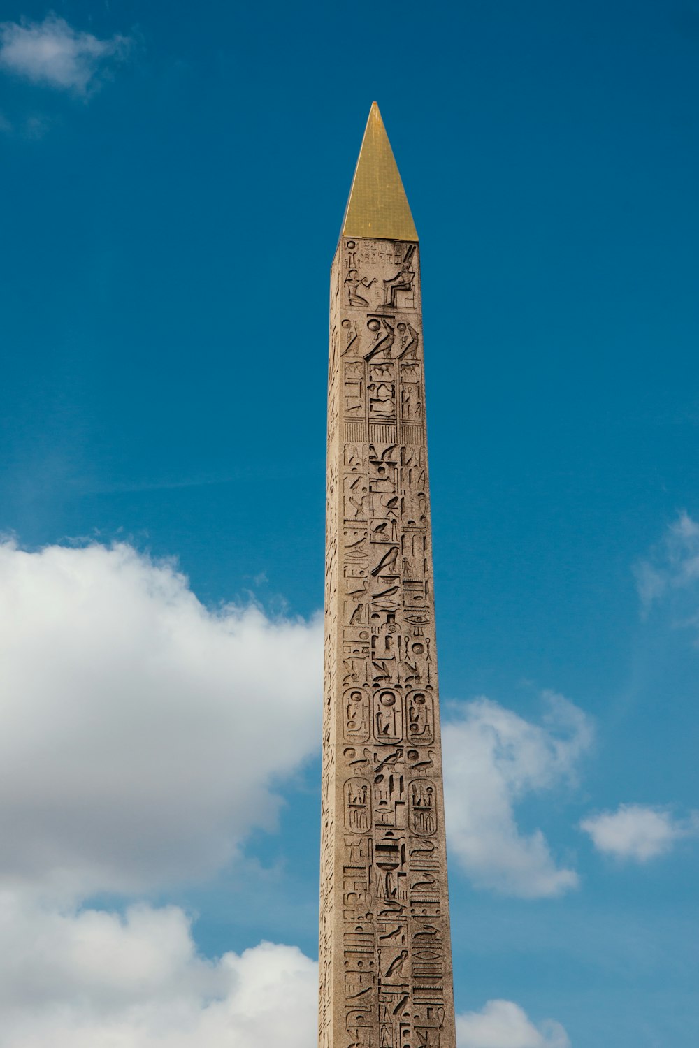 Ein hoher Obelisk mit ägyptischer Schrift darauf