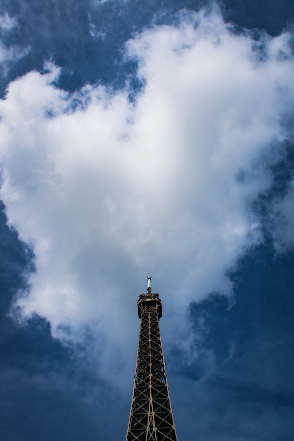 La Torre Eiffel sotto un cielo blu nuvoloso