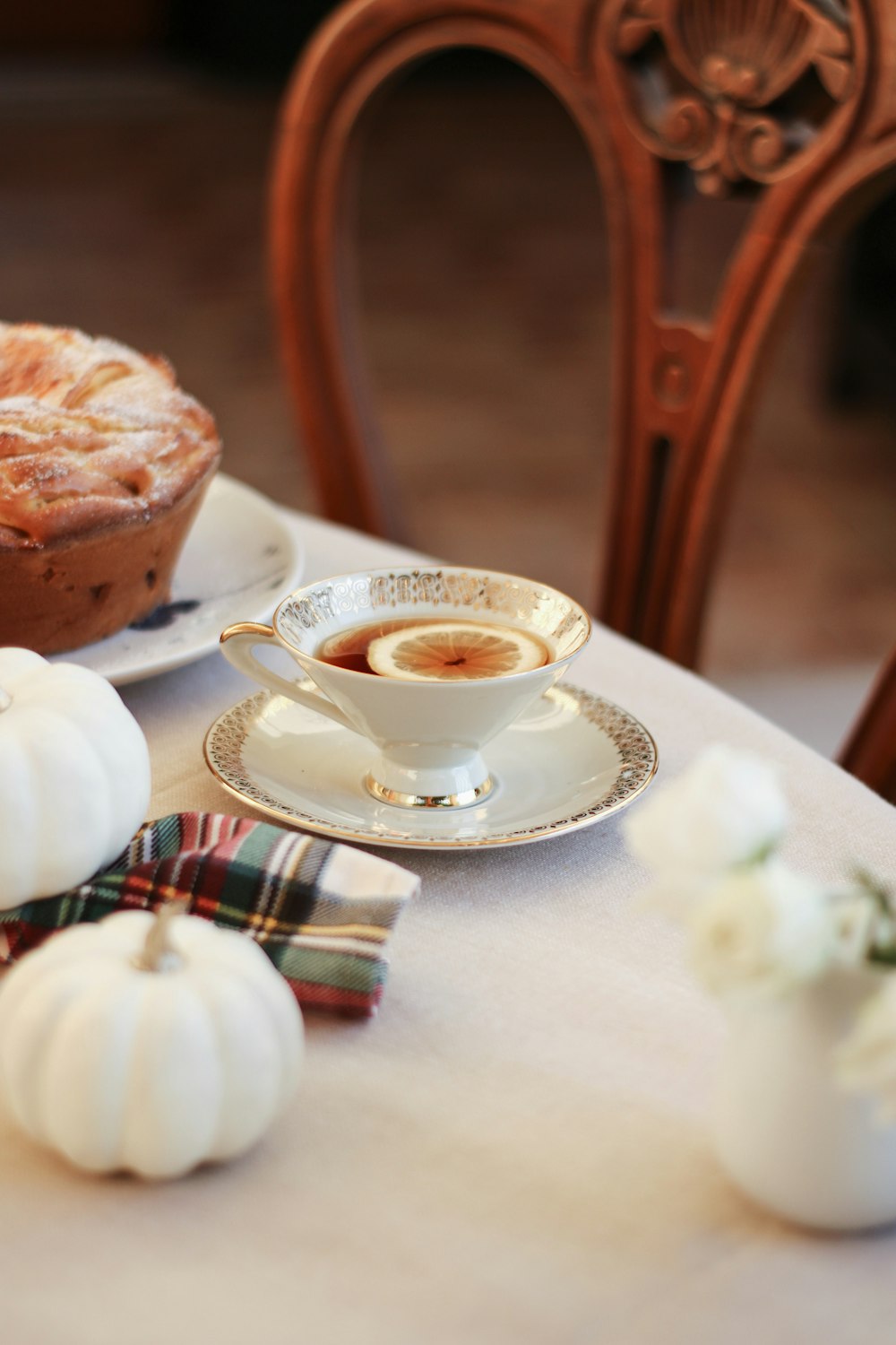 uma mesa coberta com uma torta e uma xícara de café