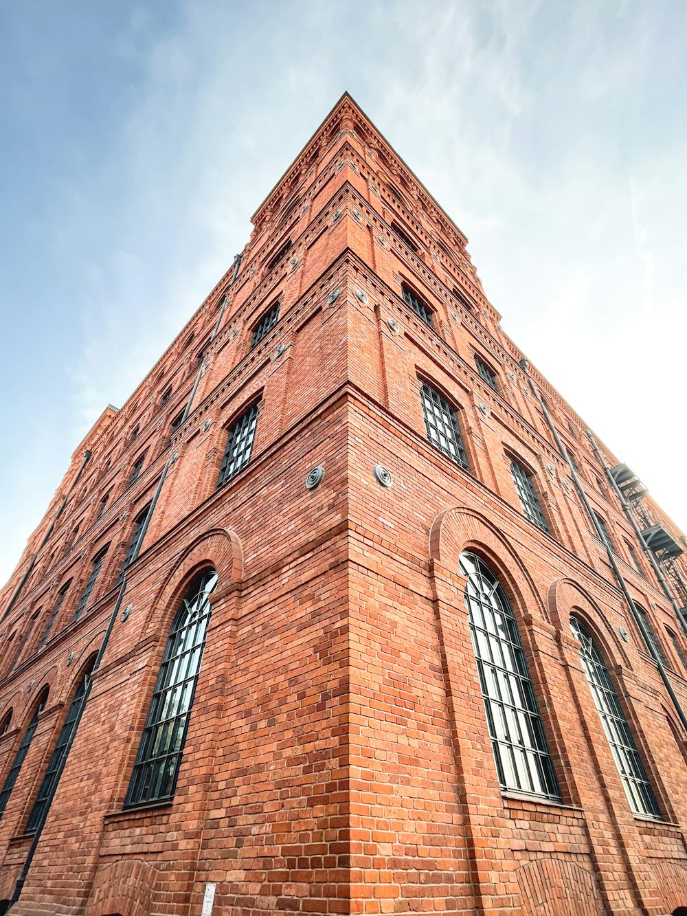 ein sehr hohes Backsteingebäude mit vielen Fenstern