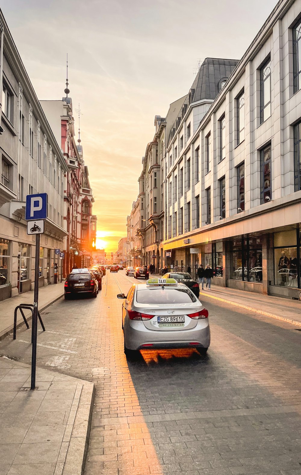 um carro estacionado ao lado de uma rua