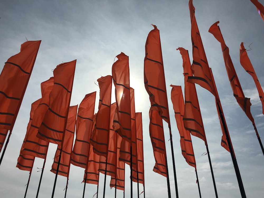 Un montón de banderas naranjas que soplan en el viento