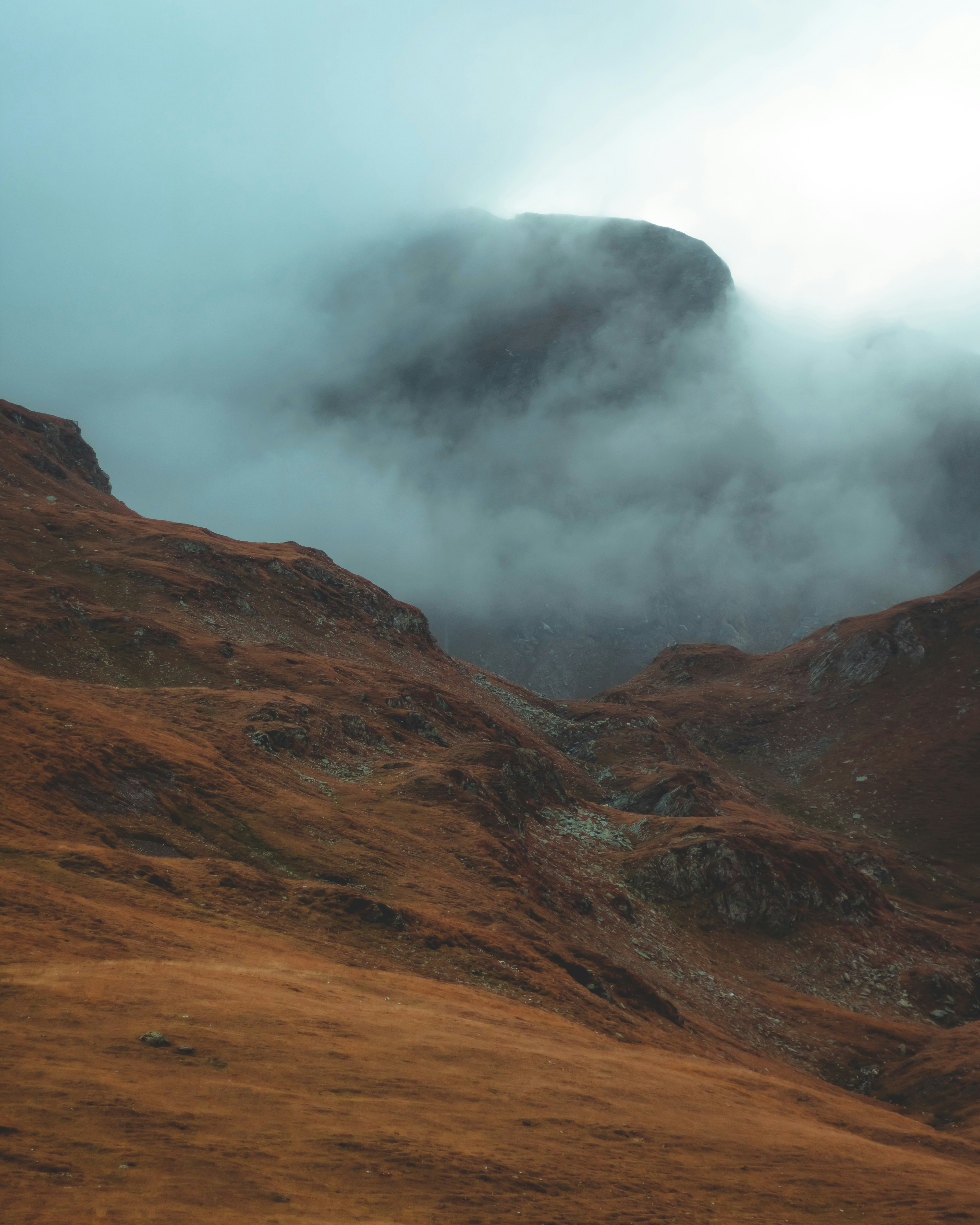 Ein Berg mit Nebel und tief liegenden Wolken bedeckt