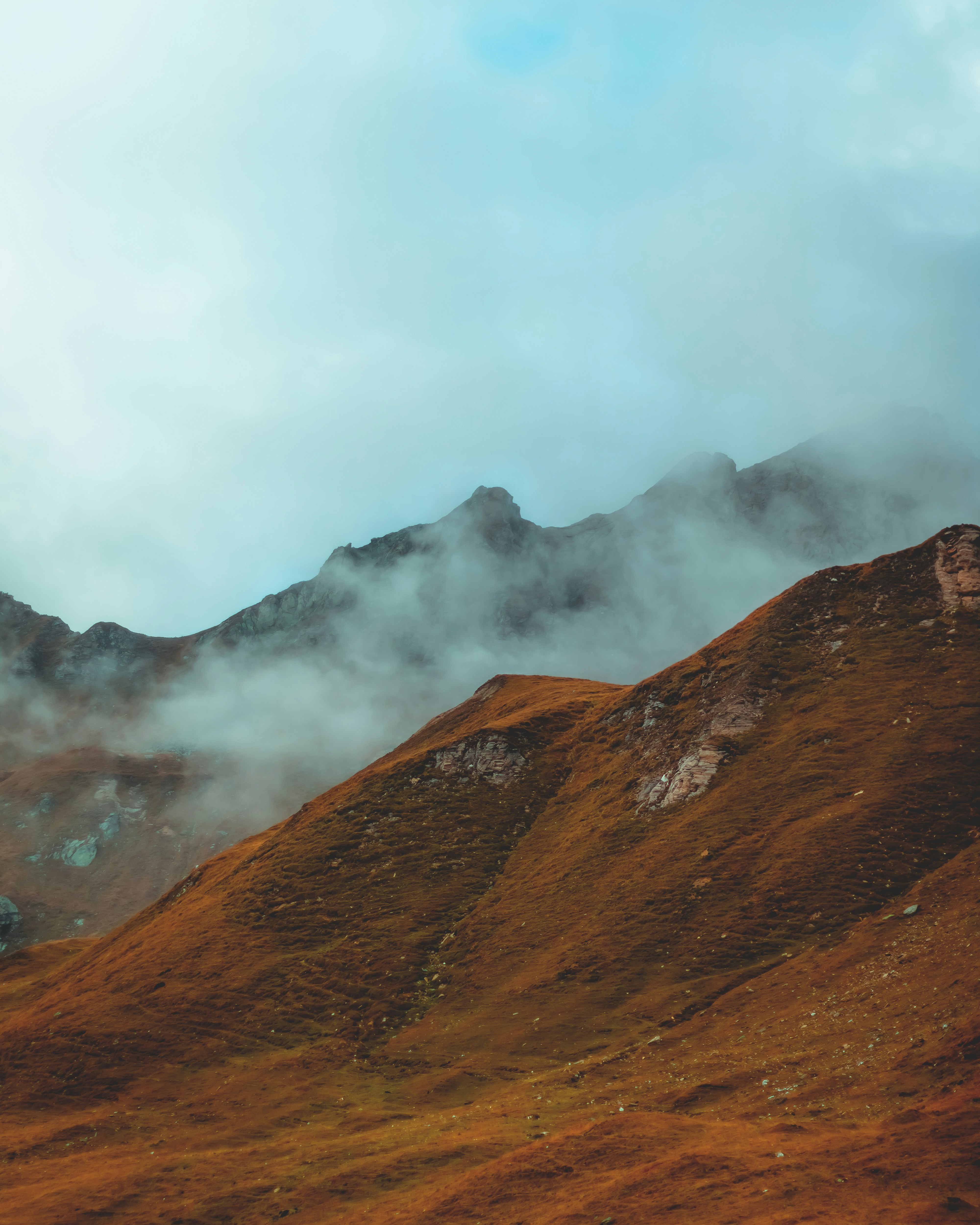 Ein Berg mit ein paar Wolken am Himmel