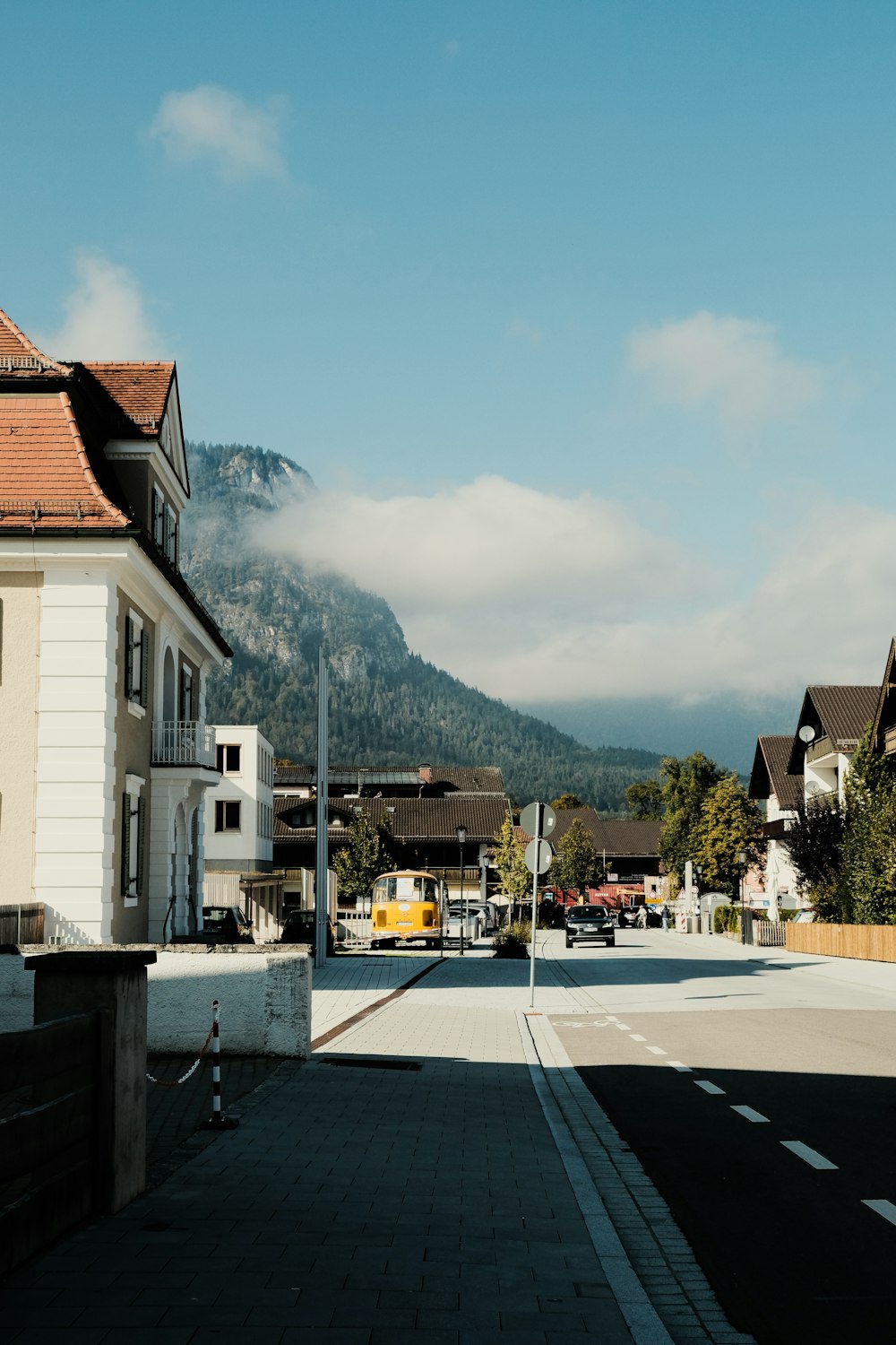 Une rue avec des maisons et une montagne en arrière-plan