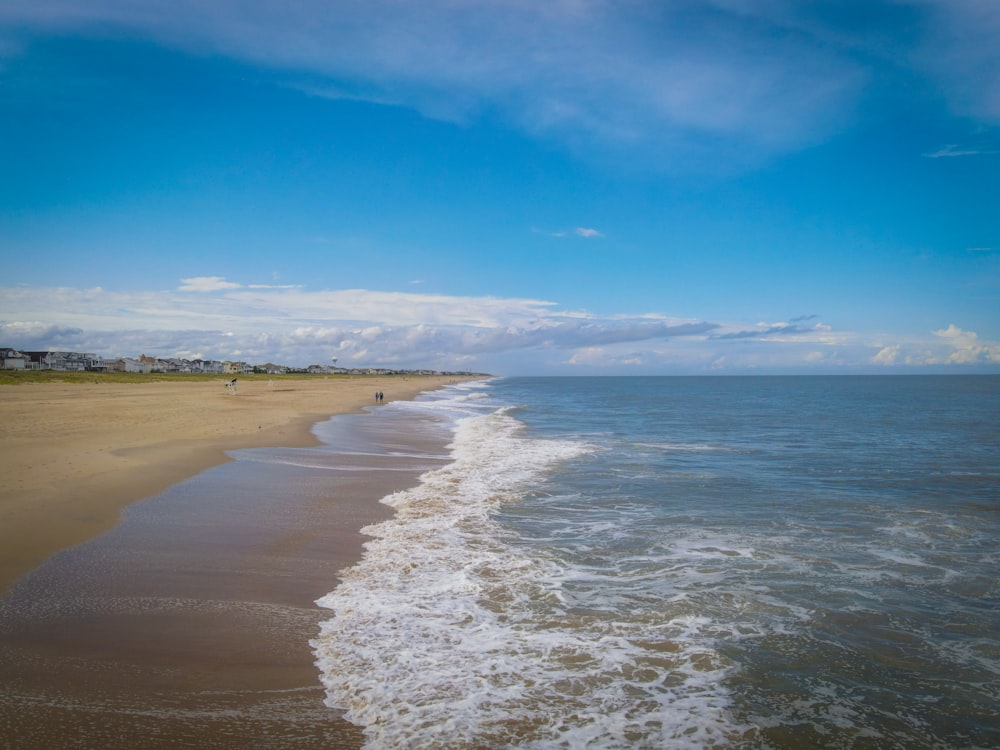 una vista della spiaggia dalla riva dell'oceano