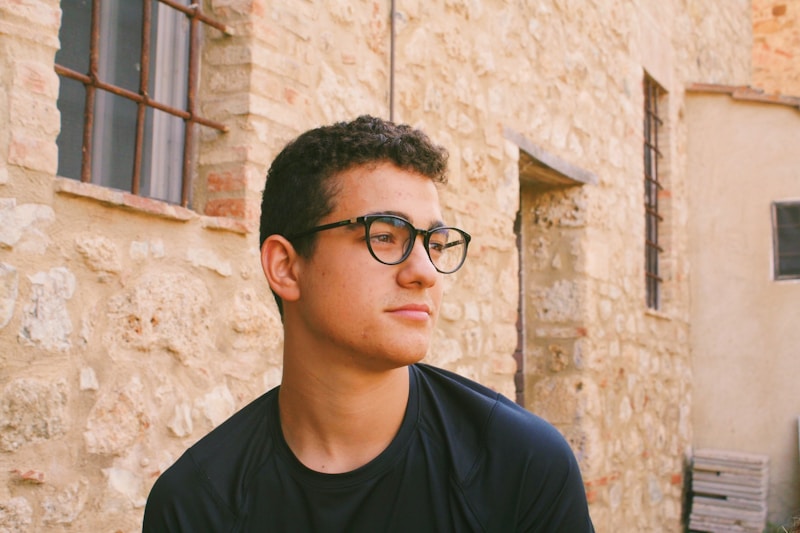 Hurmaava nuori mies silmälaseissa