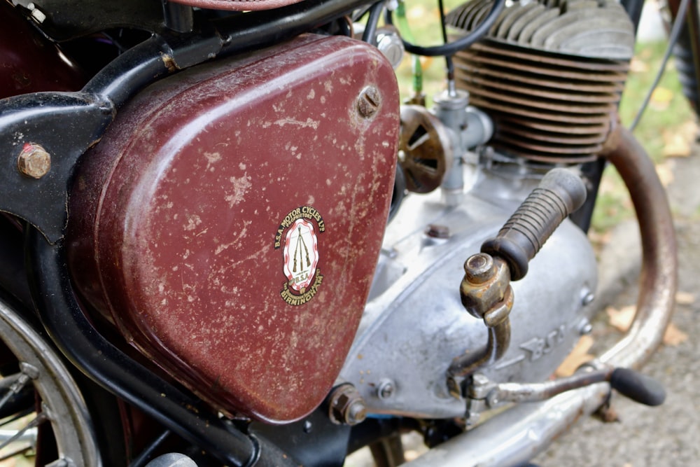 Un primo piano di una moto con un sedile rosso