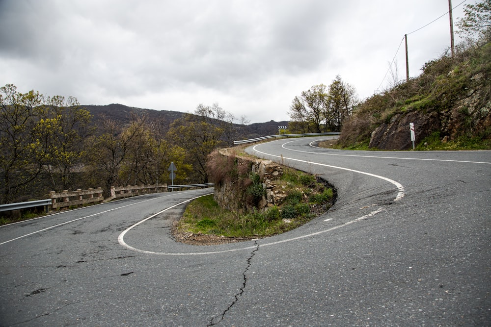 uma estrada curva no meio de uma área montanhosa
