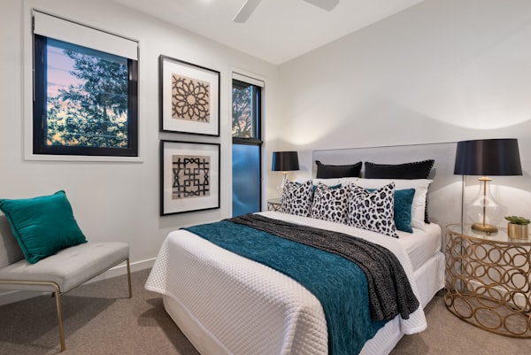 Dormitorio con decoración neutra