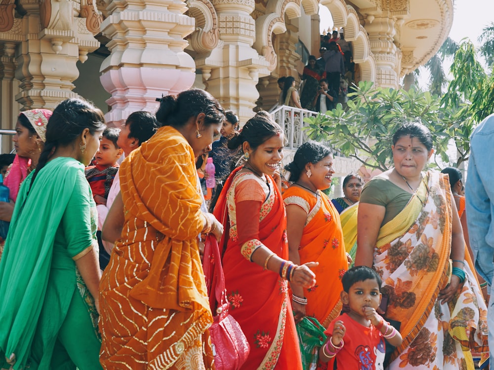 um grupo de mulheres em saris coloridos de pé um ao lado do outro