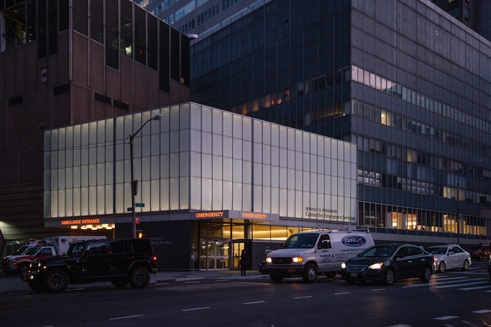 a bunch of cars that are parked in front of a building