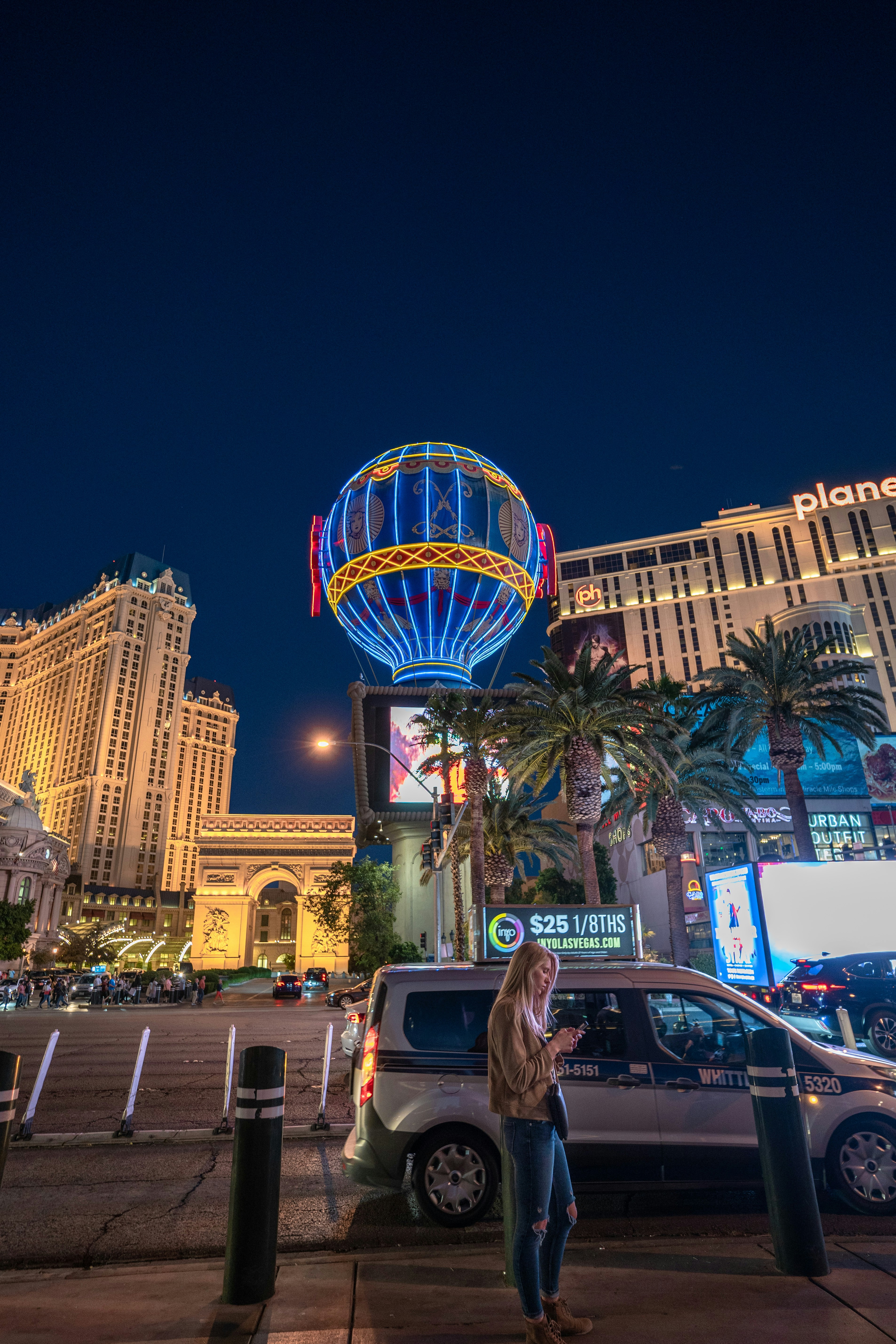 호텔 앞 차 옆에 서 있는 여자