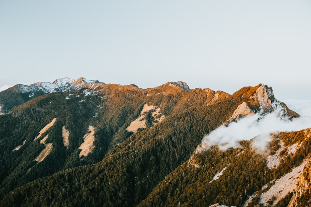 Une chaîne de montagnes couverte de neige et de nuages