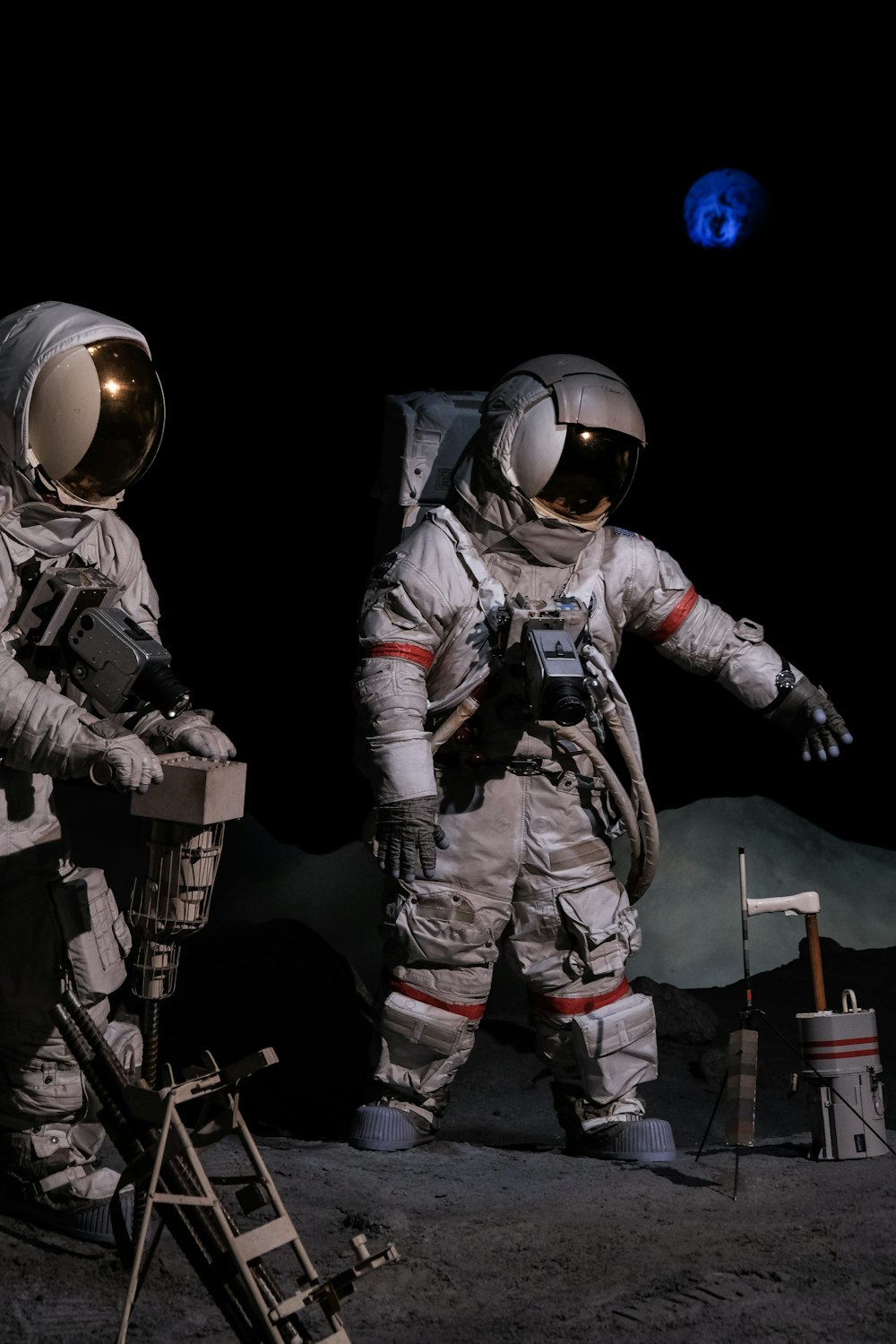 Dos astronautas parados en la superficie de la luna