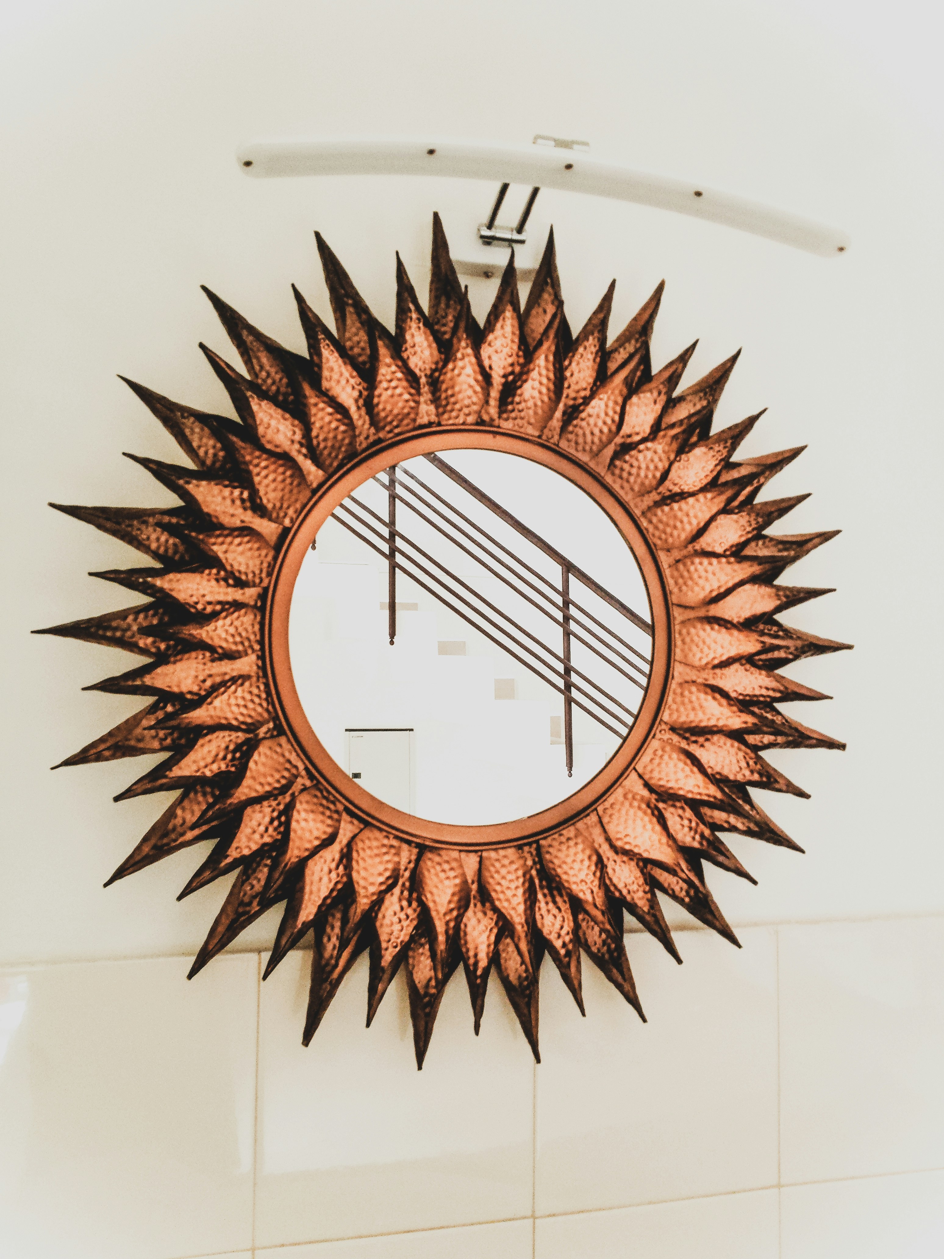 Un miroir circulaire accroché au mur photo Photo Décoration de