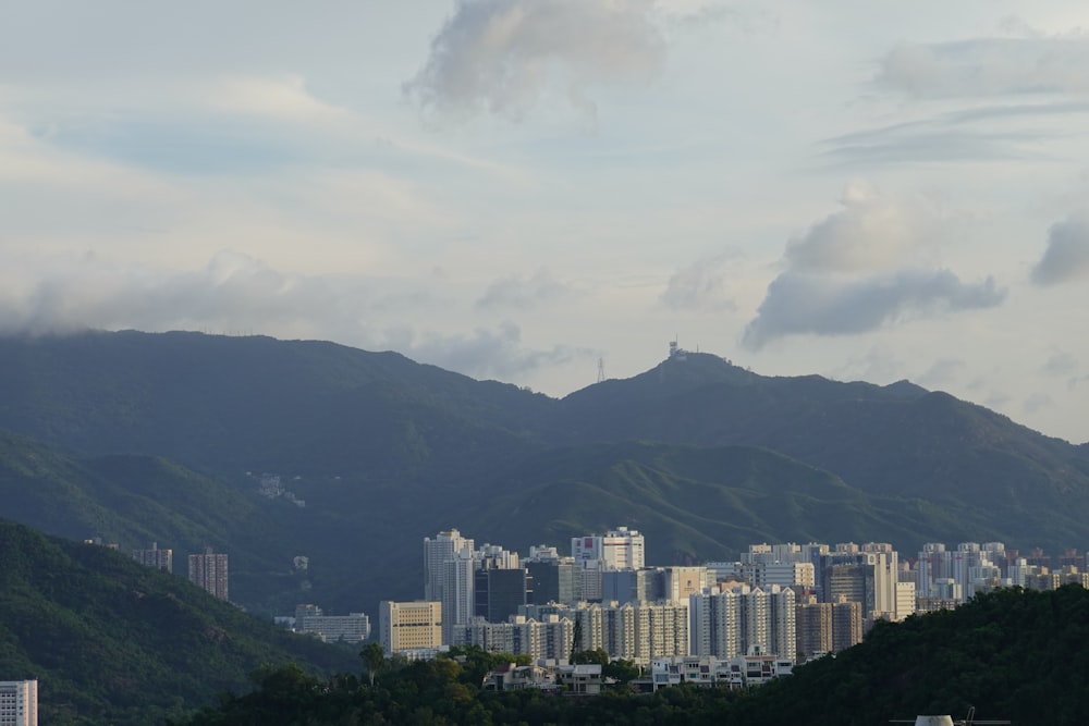 Una vista di una città con le montagne sullo sfondo