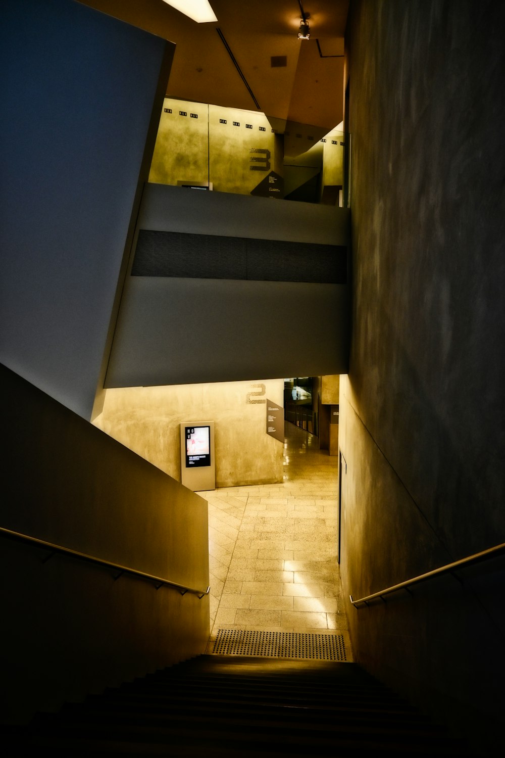 un escalier menant à une télévision dans un immeuble