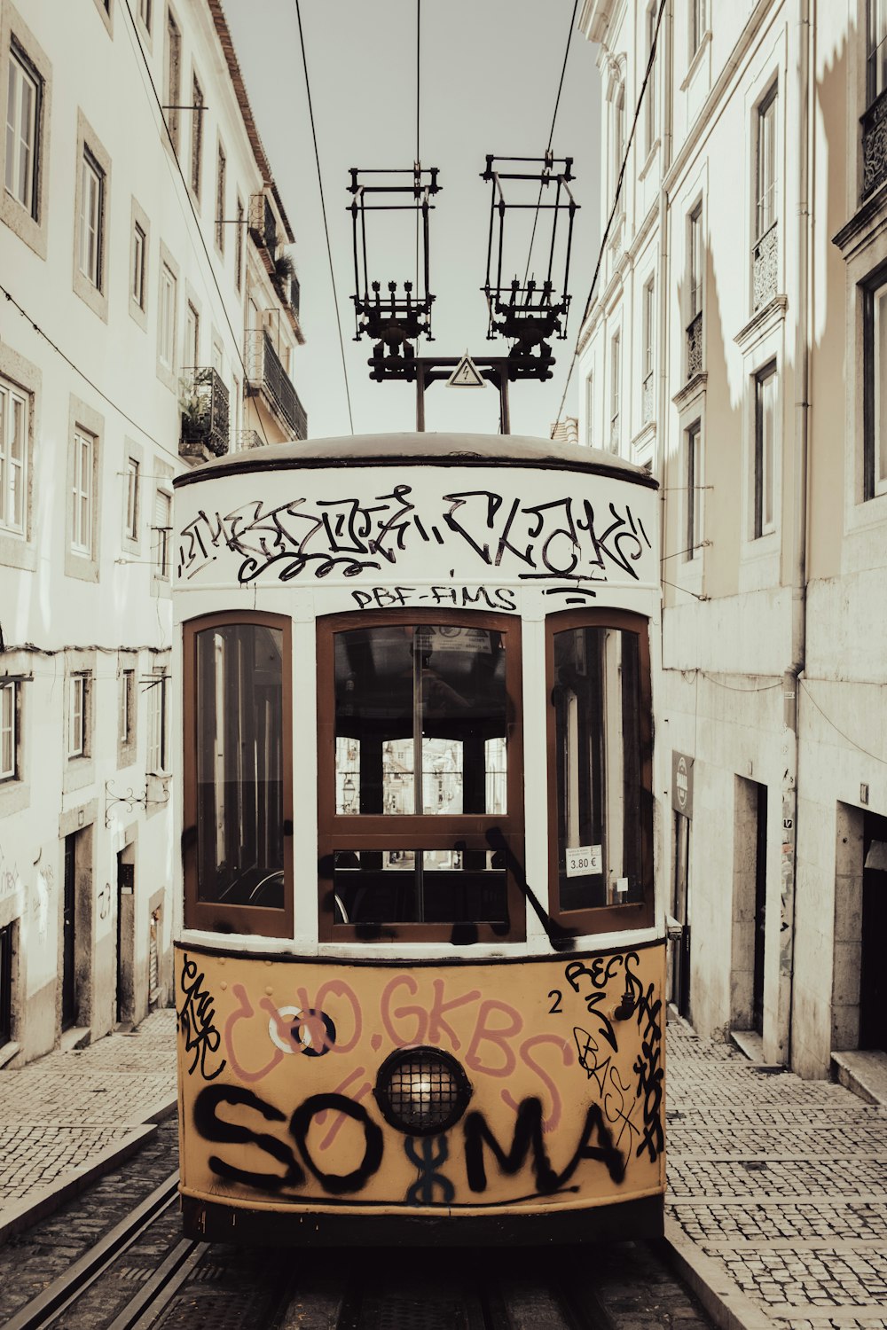 un chariot avec des graffitis sur le côté