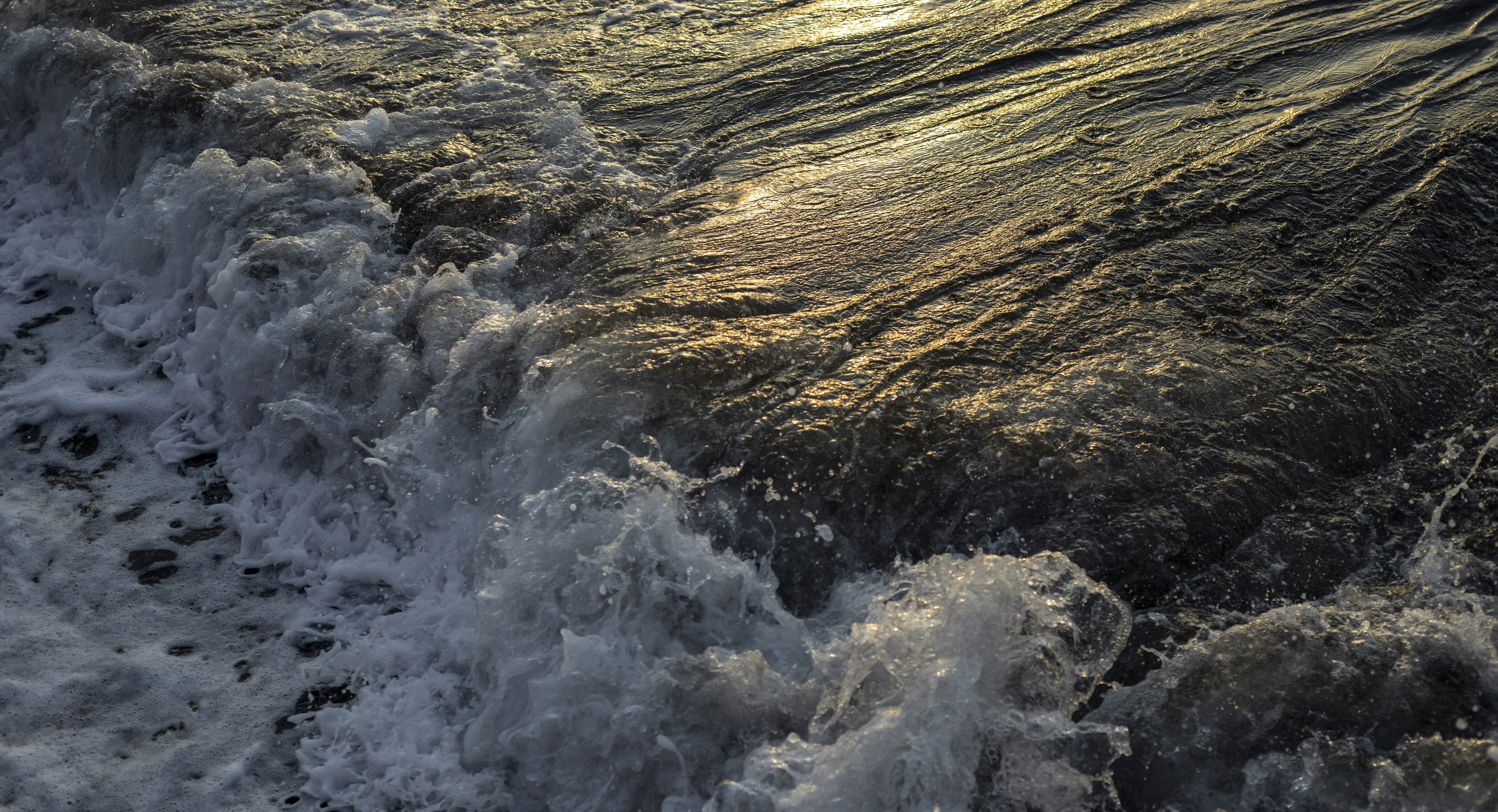 the sun shines through the clouds over the water