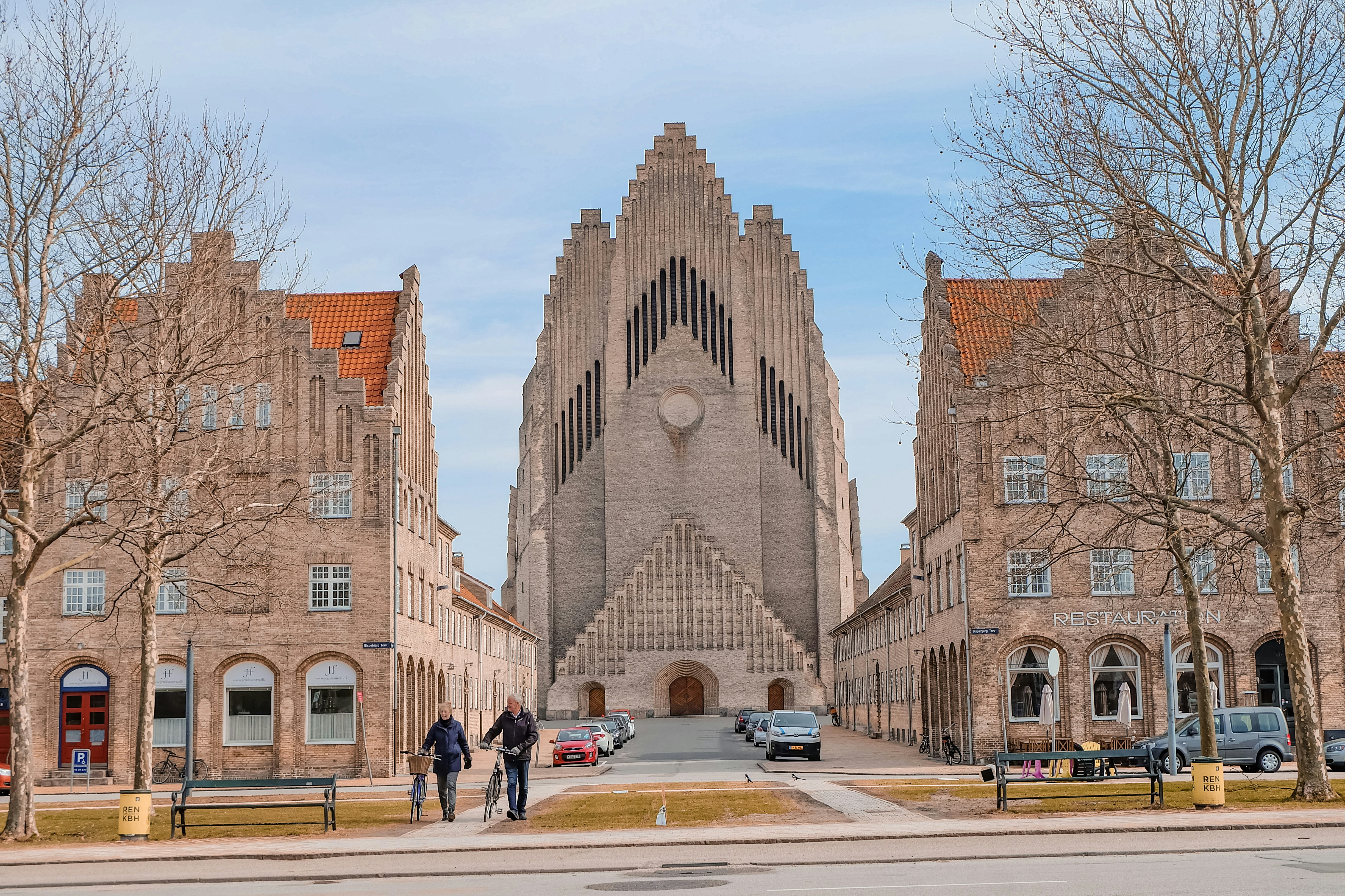 a couple of people that are standing in front of a building, 