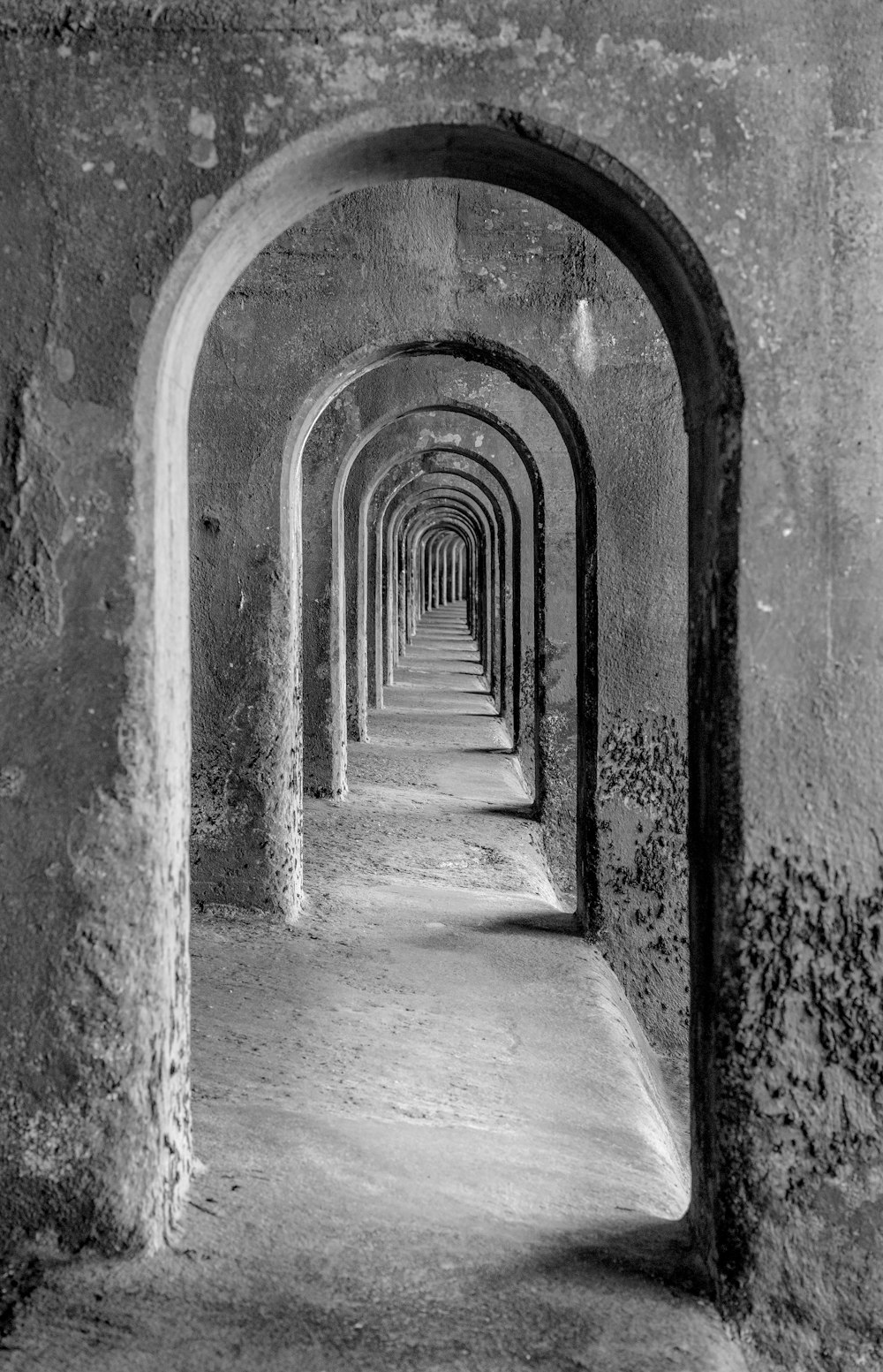 Una foto in bianco e nero di un tunnel