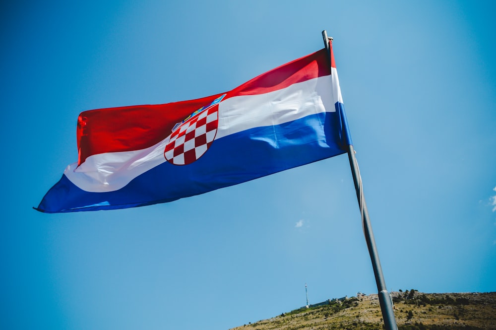 Un drapeau rouge, blanc et bleu flottant au vent